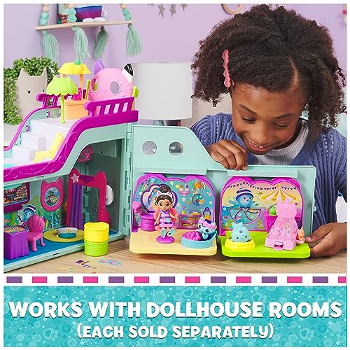 Gabby's Dollhouse Travel Themed Figure Set with Gabby Doll, 5 Cat Toys & Accessories C7473